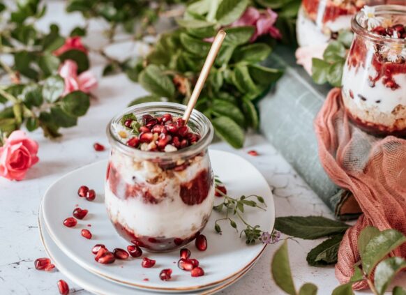 Joghurt mit Granola und roten Früchten.
