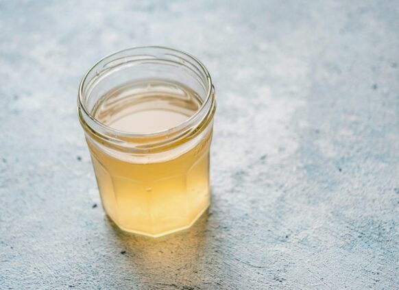 Ein Glas Apfelessig.