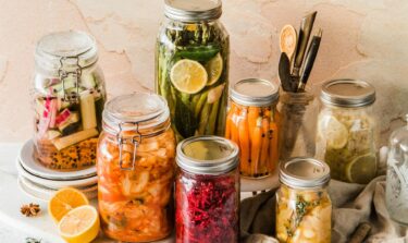 Verschiedene Gläser befüllt mit eingelegtem Gemüse zur Fermentation.
