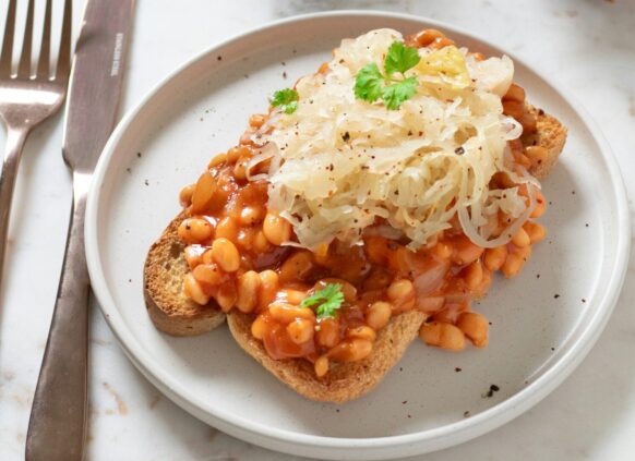 Ein Sauerteigbrot mit fermentiertem Sauerkraut für die Darmbakterien.