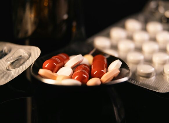 Eine Foto mit verschiedenen prä- und probiotischen Tabletten für den Darm, die beim abnehmen helfen können.