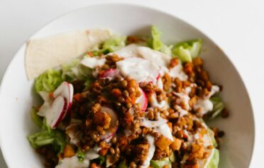 Eine gesunde und kaliumreiche Salatbowl mit Linsen.