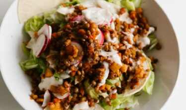 Eine gesunde und kaliumreiche Salatbowl mit Linsen.