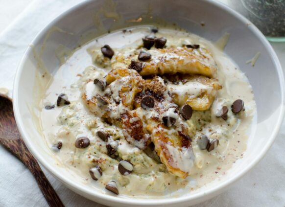 Porridge mit Apfel, Bananen und Zimt.