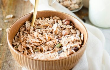 Eine Schale mit einem frischen Haferflocken Granola.