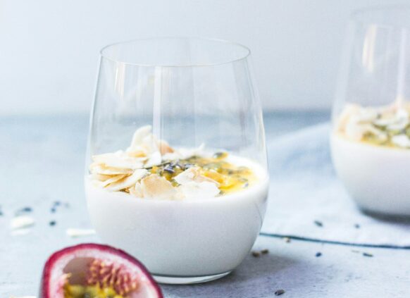 Joghurt Dessert mit Passionsfrucht und Mandeln.