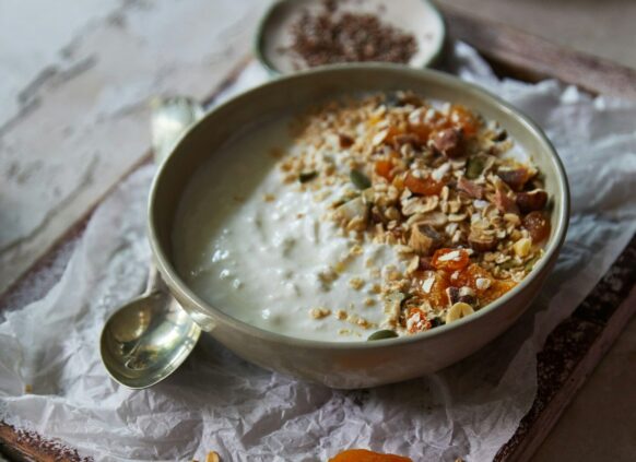 Joghurt Bowl mit Granola.