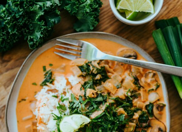 Ein gesundes Spinat Curry mit Reis und frischen Kräutern.