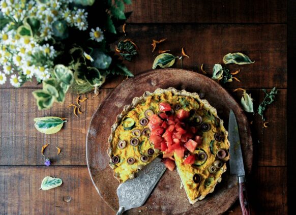 Eine mediterrane Quiche mit Oliven.