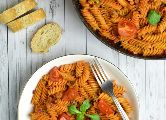 Frische Pasta aus Hülsenfrüchten mit Tomate und Basilikum.