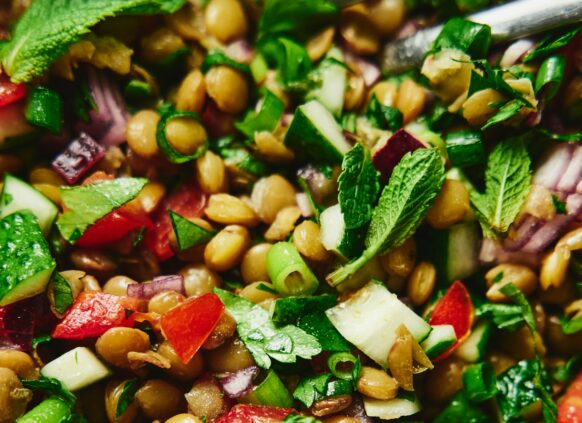 Ein gesunder Linsen-Minze-Salat.