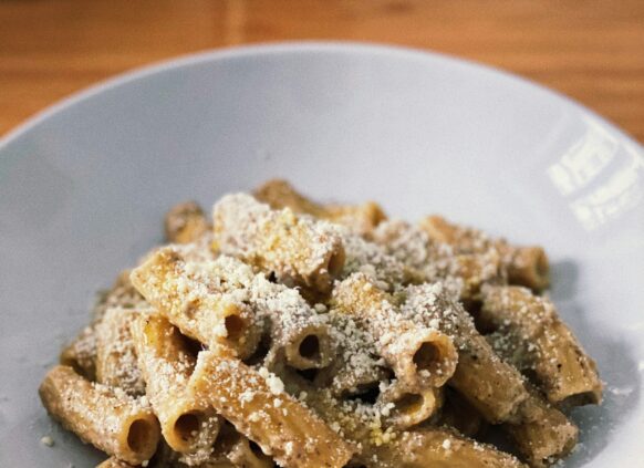 Eine Schale Vollkornpasta mit Parmesan.