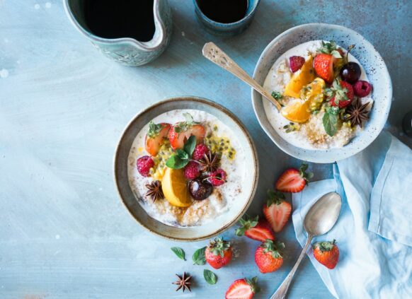 Zwei gesunde Joghurt Bowls mit frischem Obst.