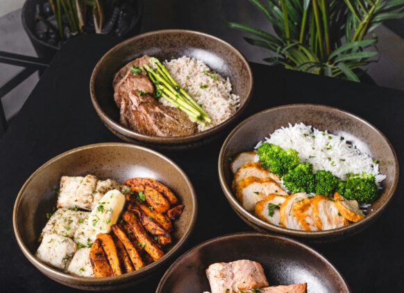 Verschiedene Teller, mit Lachs Bowls mit Reis und grünem Gemüse.