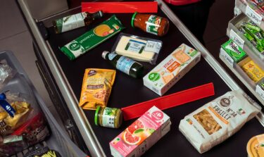 Ein Ausschnitt von einem Supermarkt Fließband mit verschiedenen Lebsnkitteln.