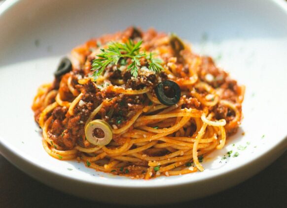 Frische Tomaten Pasta mit Oliven.