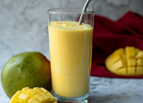 Ein gesunder Mango Smoothie mit frischen Mangos.