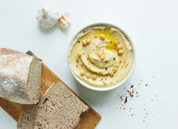 Frischer Hummus aus Kiechererbsen mit Brot.