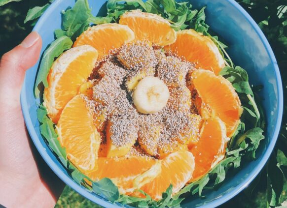 EIne Schale mit eintönigen Rucola-Orangen Salat.