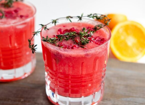 Ein roter frischer Saft mit einem Rosamarin Zweig.