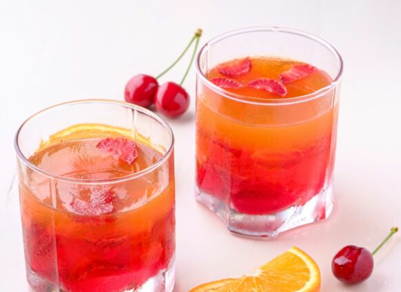 Zwei Gläser mit frischen roten Fruchtsaft.