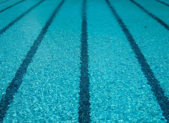 Eine Schwimmbecken mit verschiedenen Bahnmarkierungen.