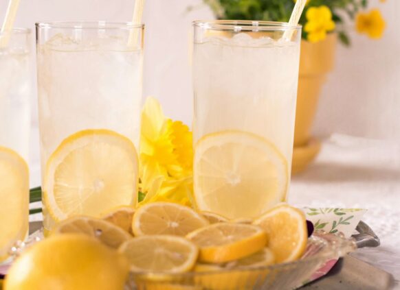 zwei Gläser Zitronenwasser mit Eiswürfeln