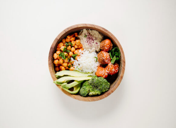 Eine gesunde asiatische Bowl mit Reis, Kiecherbsen, Brokkoli und Pak Choi.