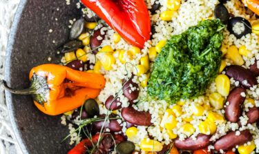 Couscous Salat mit gebratener Mini Paprika und Gemüse.