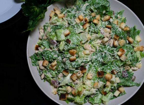 Eine Schüssel mit einem grünen Salat mit Brokkoli und Croutons.