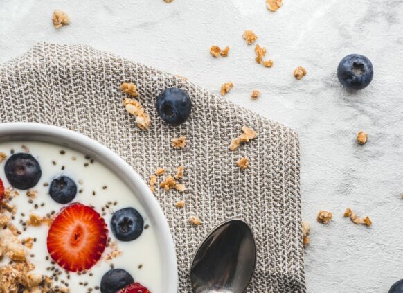 Eine Joghurtbowl mit Erdbeeren, Blaubeeren und einem Granola Müsli.