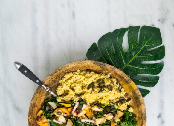 Couscous Salat Bowl mit Gemüse und Kürbiskernen.