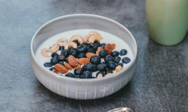 Eine Joghurt Bowl mit Cashews, Blaubeeren und Mandeln