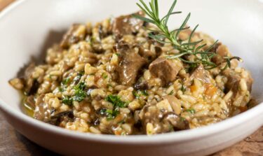 Eine Pfanne mit braunem Reis-Pilz Risotto.