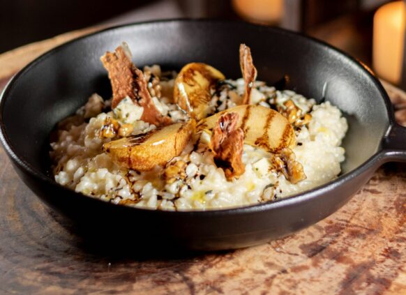 Eine Reispfanne mit Kräutern, PiIzen und Fisch.