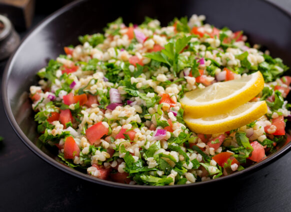 Mediterraner Couscous Salat mit Minze.