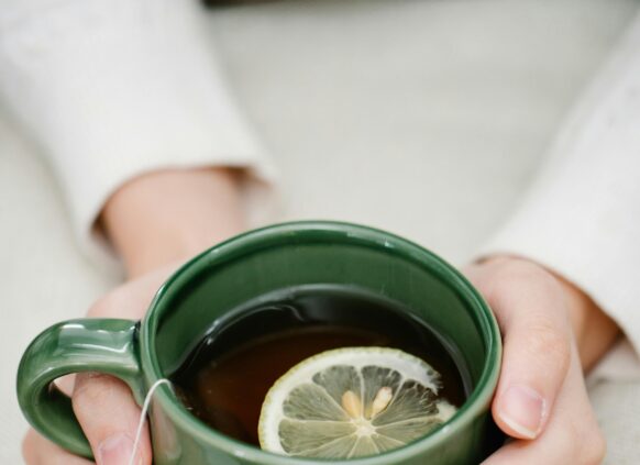 Tee mit Zitronenscheibe