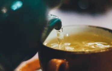 Tee zum Abnehmen wird in Tasse gegossen