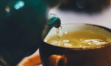 Tee zum Abnehmen wird in Tasse gegossen