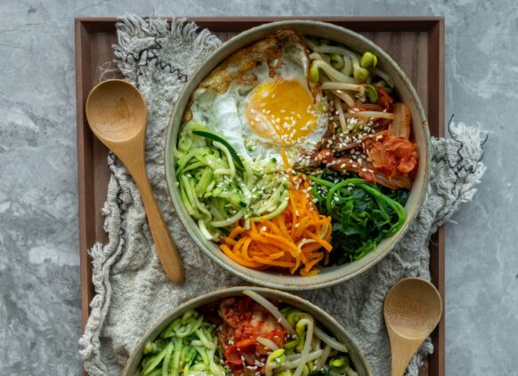 Zwei asiatische Gemüsebowls mit Reis und Ei.