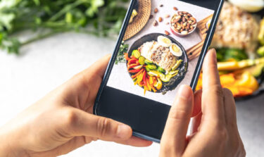 Ein Auschniit eines Handydisplays, auf dem ein Foto von einem leckeren Essen gemacht wird.