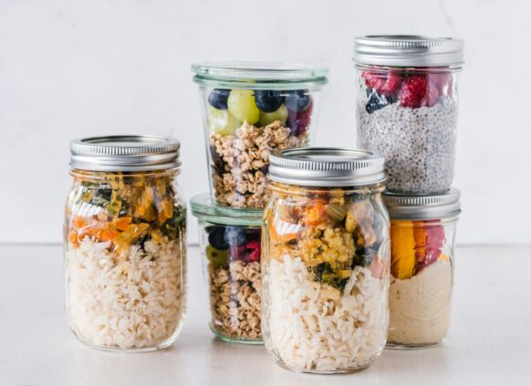 Verschiedene Gläser mit Lebensmitteln als Meal Prep vorbereitet.
