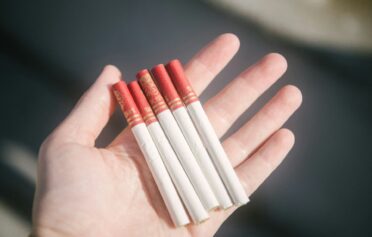 Ein Bildausschnitt, auf dem mehrere Zigaretten auf einer Handfläche liegen.