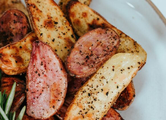Selbstgemachte Kartoffelwedges mit Rosmarin.