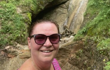 Ein Ausschnitt auf dem auf einem Smartphone nach leckeren Rezepte gescrollt wird.