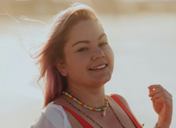 junge lächelnde Frau