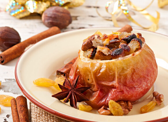 Ein Bratapfel mit Zimt, gefüllt mit Rosinen und Nüssen.
