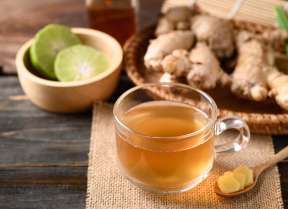 Frischer Ingwer Tee in einer durchsichtigen Tasse