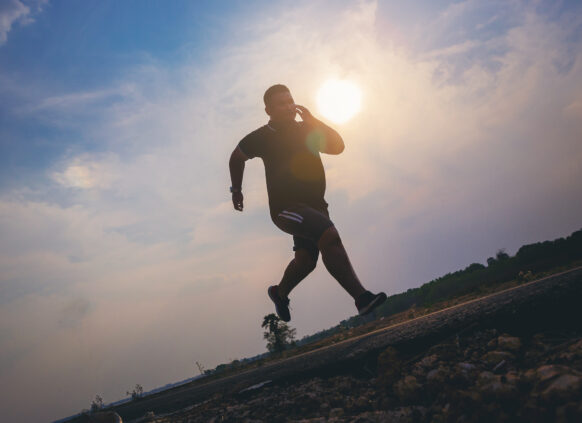 ein mann geht joggen