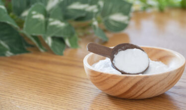 natron in einer holzschale